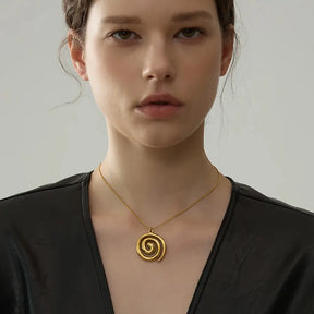 Colar Feminino Dourado rabo de rato com pingente Serena em estilo moderno e discreto