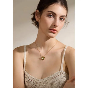 Mulher branca usando um Colar Feminino Dourado Rabo de Rato com Pingente Estrela Stellara - Banhado a Ouro 18k