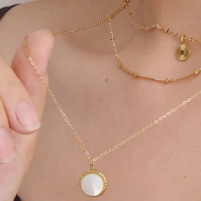 Mulher usando Colar Feminino Dourado Triplo com Pérola e Pingente Bohemia - Banhado a Ouro 18k