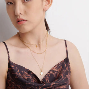 Mulher usando Colar Feminino Dourado Triplo com Pérola e Pingente Bohemia - Banhado a Ouro 18k