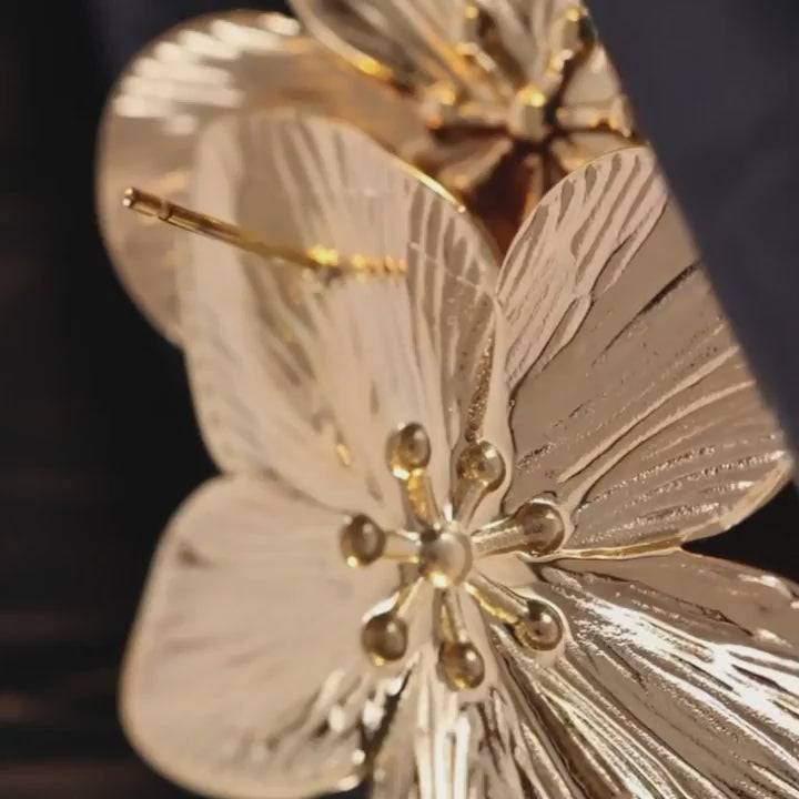 Brinco Feminino Dourado flor de 5 pétalas, vídeo mostrando o brinco