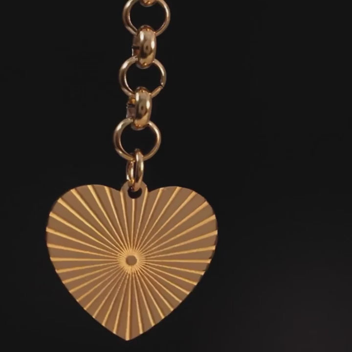 Colar Feminino Dourado elo português com pingente de coração Amadélia em visual romântico, vídeo demonstrativo