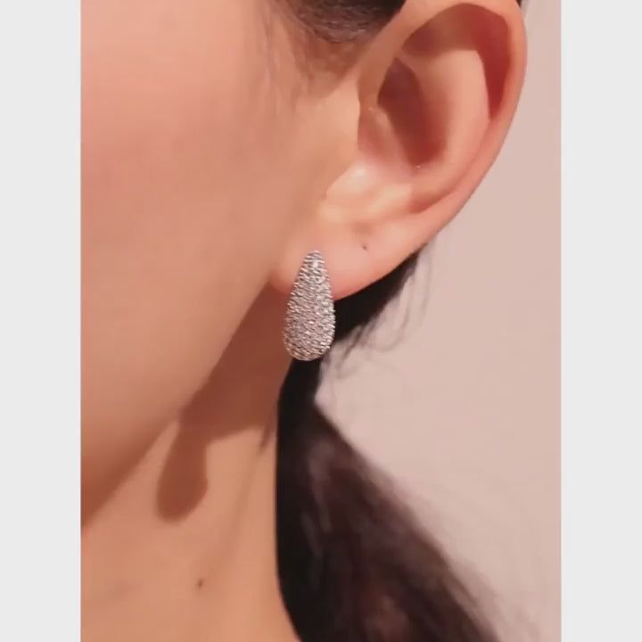 Vídeo demonstrativo do Brinco Feminino Gota Dourado Cravejado com Zircônias Aurianne - Banhado a Ouro 18k