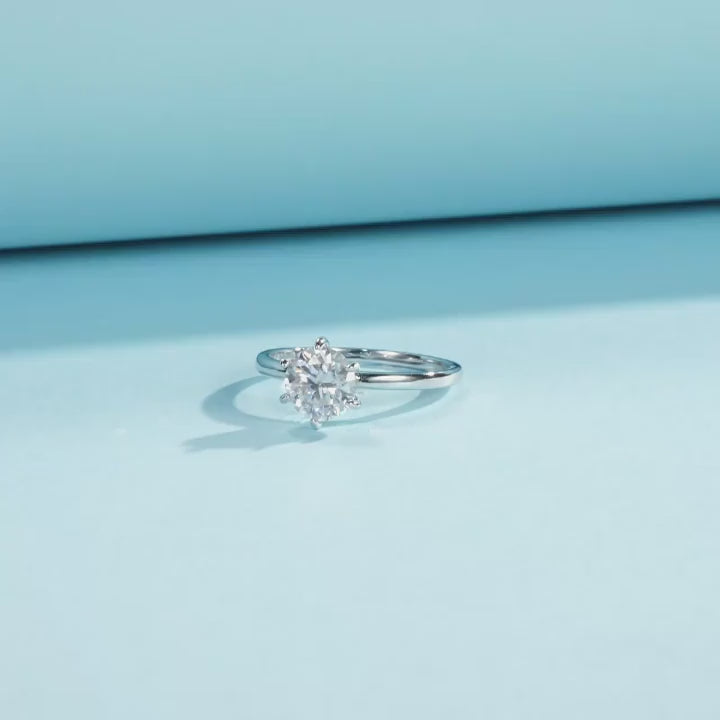 Vídeo em rotação do Anel Solitário em Prata 925 com Moissanite 1 CT e Banho a Platina Eternalis Veliur