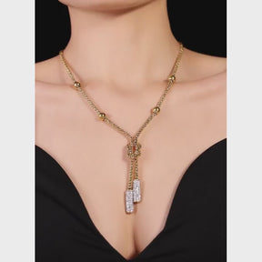 Colar Feminino Dourado nó com toque moderno e pingente alongado cintilante, modelo usando, vídeo demonstrativo