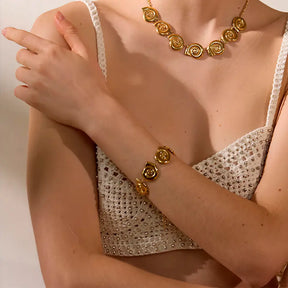 Foto de média distância de uma Mulher usando a Pulseira Feminina Dourada Conchas de Caracol Sirena - Banhada a Ouro 18k