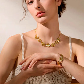 Mulher usando a Pulseira Feminina Dourada Conchas de Caracol Sirena - Banhada a Ouro 18k