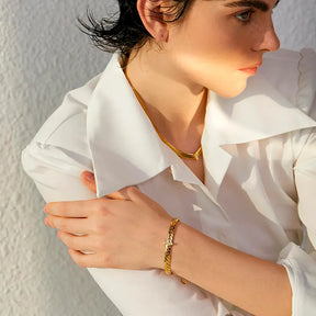 Mulher usando a Pulseira Feminina Dourada Corrente Cubana com Zircônias Havana - Banhada a Ouro 18k
