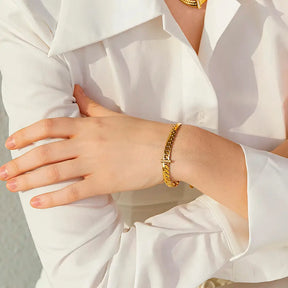 Foto de média distância de uma Mulher usando a Pulseira Feminina Dourada Corrente Cubana com Zircônias Havana - Banhada a Ouro 18k