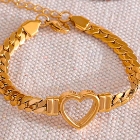 Foto de perto da Pulseira Feminina Dourada Corrente Cubana Coração Amélie - Banhada a Ouro 18k