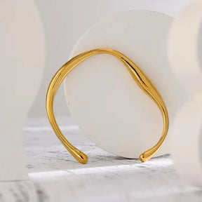 Pulseira Feminina Dourada Cuff Irregular Ajustável Aurora - Banhada a Ouro 18k, fundo neutro claro