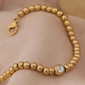 Foto de perto dos detalhes da Pulseira Feminina Dourada de Contas com Zircônia Dalila - Banhada a Ouro 18k