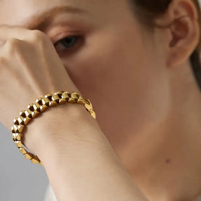 Mulher usando a Pulseira Feminina Dourada de Corrente Vellore - Banhada a Ouro 18k
