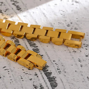 Pulseira Feminina Dourada de Corrente Vellore - Banhada a Ouro 18k, fundo neutro, detalhes no fecho