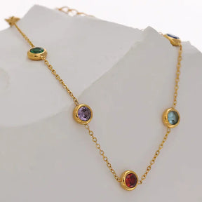 Detalhes da Pulseira Feminina Dourada de Elos e Zircônias Tingidas Mirella - Banhada a Ouro 18k, fundo neutro