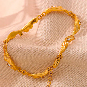 Detalhes dda Pulseira Feminina Dourada Ondas com Zircônias Cúbicas Elara - Banhada a Ouro 18k
