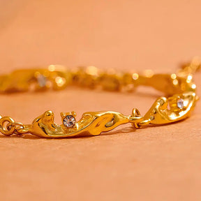 Detalhes do elo da Pulseira Feminina Dourada Ondas com Zircônias Cúbicas Elara - Banhada a Ouro 18k