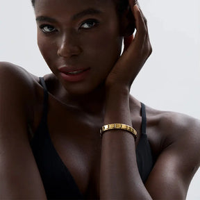 Mulher usando Pulseira Italiana Feminina Dourada Veneri em Aço Inoxidável 316 Banhado a Ouro 18k